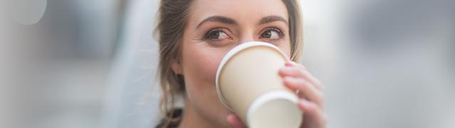 situations pouvant causer la mauvaise haleine, d'après Listerine - femme buvant un café